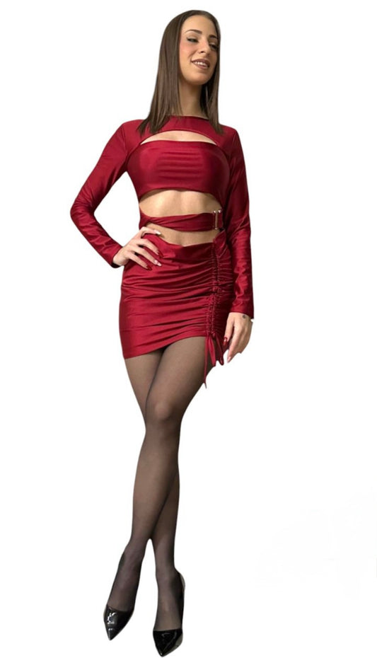 Abito colore rosso con coppe preformate , e laccetti regolabili